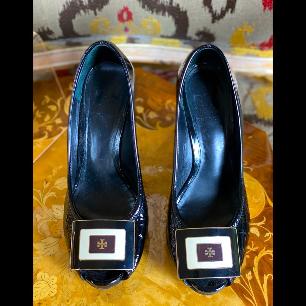 Tory Burch Black Patent Peep Toe Wedges 6 M with Gorgeous Buckle Logo